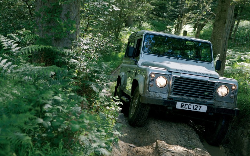 路虎Defender 110越野车桌面壁纸