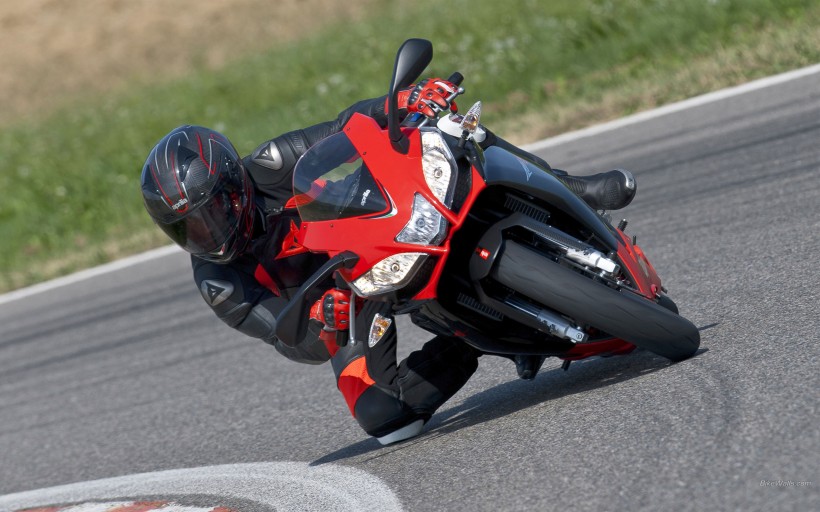 Aprilia RS4 50摩托桌面壁纸
