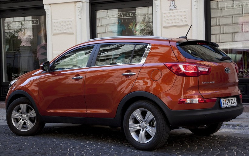 2011款起亚新狮跑轿车桌面壁纸