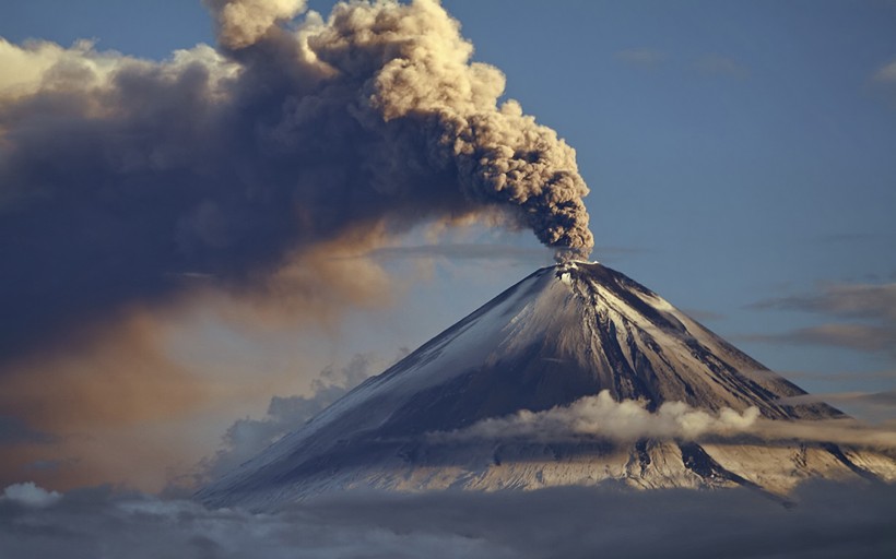火山爆发瞬间桌面壁纸