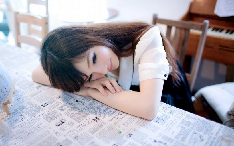 小清新 图书馆女孩桌面壁纸