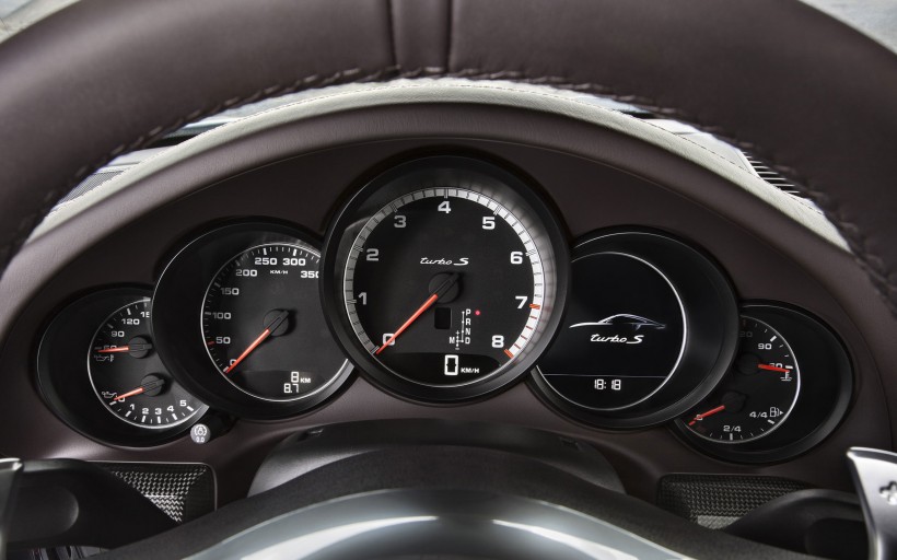 2014款保时捷911 Turbo S跑车桌面壁纸