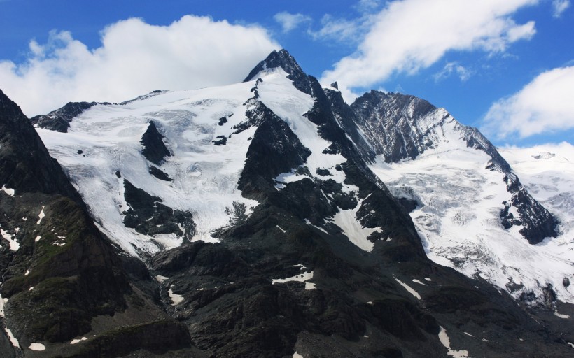 巍峨壮观的雪山风景桌面壁纸
