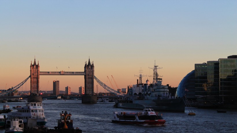 英国伦敦塔桥建筑风机桌面壁纸